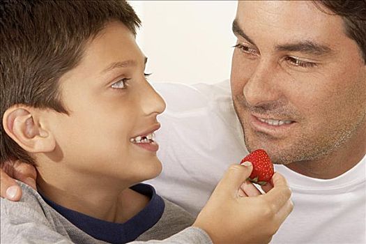 特写,男孩,父亲,草莓