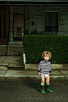 男孩,站立,邻近,居民区,街道,尿布,胶靴