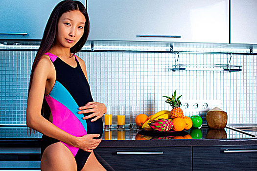 年轻,怀孕,亚洲女性,厨房