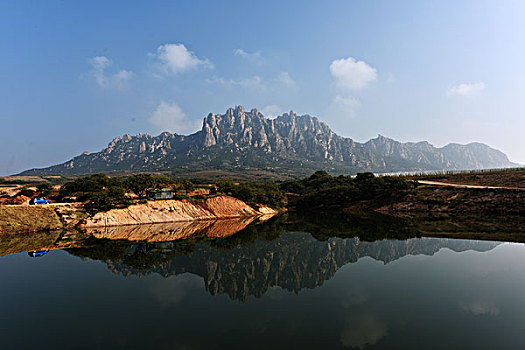 云海与高山倒影