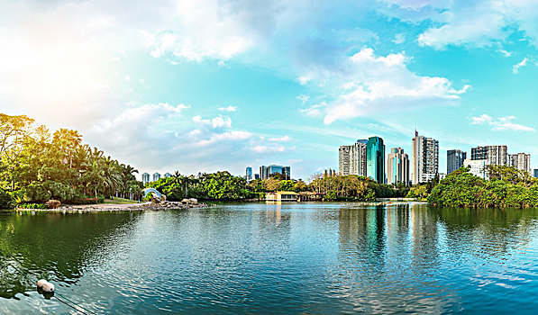 深圳现代城市天际线与湖泊景观