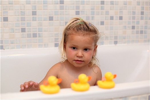 小女孩,玩,橡皮鸭,浴缸