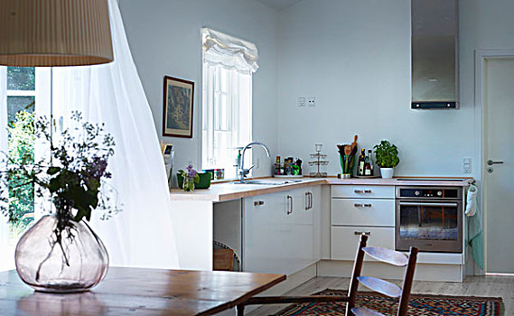 现代,厨房操作台,玻璃花瓶,木桌子,前景