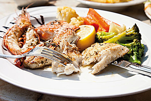 鱼盘,宽沟对虾,三文鱼,羊鱼,梭鲈鱼肉片,胡萝卜,花椰菜