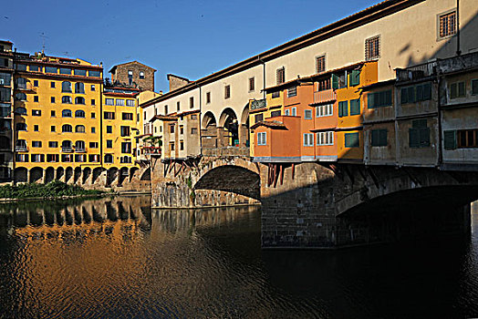 佛罗伦萨维琪奥桥,pontevecchio,横跨在阿尔诺河,arno,之上,是意大利最古老的石造封闭拱肩圆弧拱桥,佛罗伦萨著名的地标之一,维琪奥桥始建于距今1000多年前,今天所能见到的这座桥是134