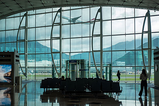 一架国泰港龙航空的飞机正飞离香港国际机场