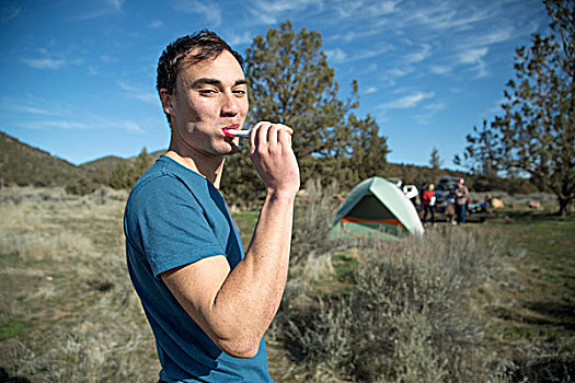 男人,刷牙,露营,史密斯岩石州立公园,俄勒冈