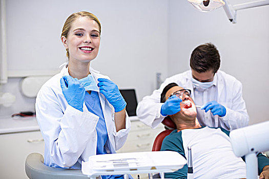 头像,微笑,牙医,站立,同事,检查,病人,背景,拿着,牙科工具,诊所