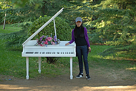 一名年轻女性和白色的钢琴