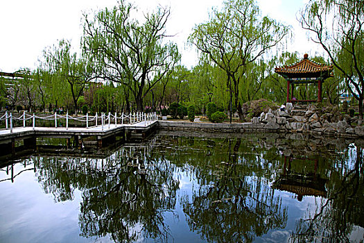 中國古典園林湖泊中的石板橋和涼亭