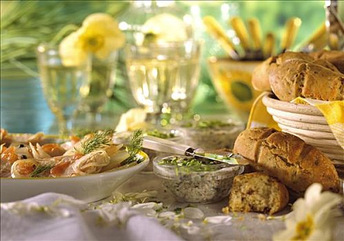 复活节早午餐,鲑鱼片,番茄面包,蘑菇,黄油