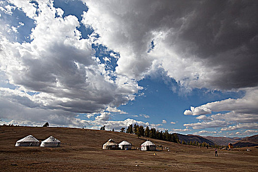 新疆阿勒泰喀纳斯山谷里的蒙古包