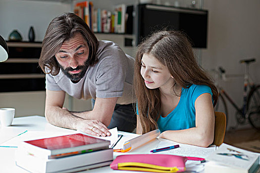 父亲,协助,女儿,家庭作业,桌子