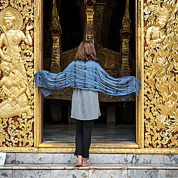 后视图,女人,站立,庙宇,寺院,琅勃拉邦,老挝