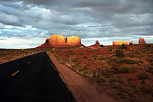 纪念碑山谷,公路,那瓦荷部落公园,那瓦荷印地安保留区,亚利桑那州,犹他州,那瓦荷族公园,北美洲,美国