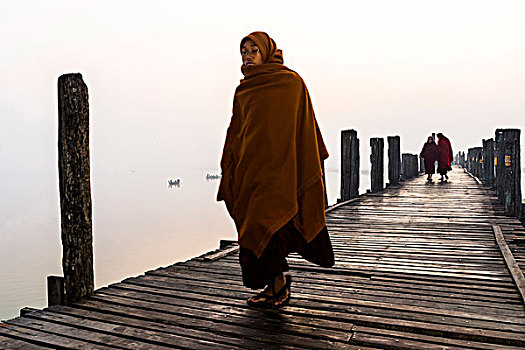 僧侣,走,柚木,桥,乌本桥,湖,早晨,阿马拉布拉,曼德勒省,缅甸,亚洲