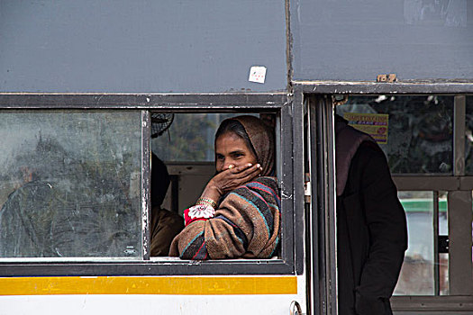 亚洲,印度,北方邦,阿格拉,女人,巴士,向外看,窗户,使用,只有