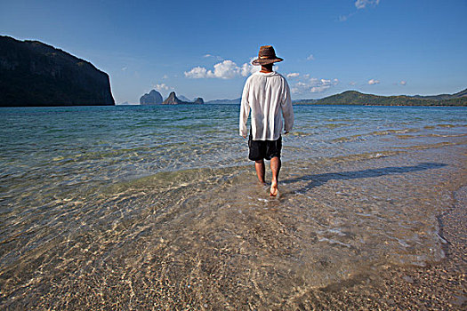 男性,游客,走,浅水,海岸,小岛,靠近,埃尔尼多,巴拉望岛,菲律宾