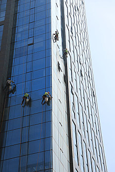 山东省日照市,蜘蛛侠,无惧高温,在百米高楼清洗玻璃幕墙