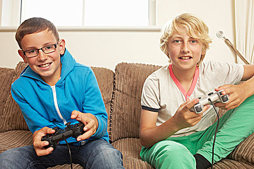 两个男孩,玩,电子游戏