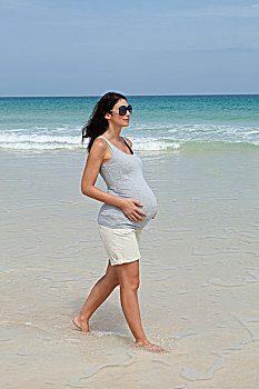 怀孕,中年,女人,漫步,海滩