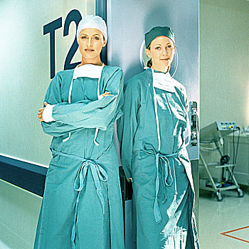 两个,女性,医生,手术服,倚靠,门框