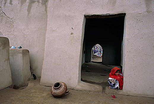 孩子,门,泥,家,乡村,信德省,省,巴基斯坦,四月,2005年