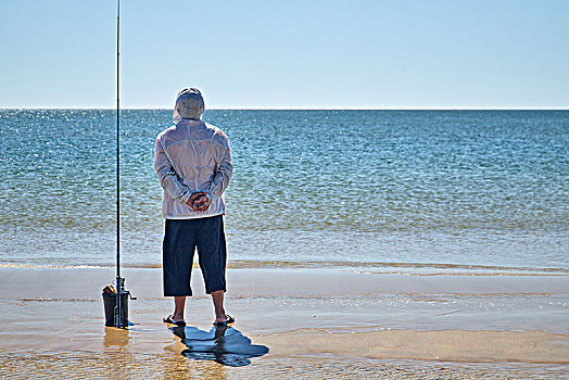 海边钓鱼的一个人