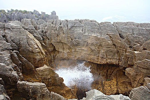 千层饼岩与海浪