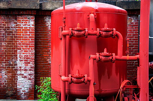 历史建筑旧酒厂园区里红色的锅炉