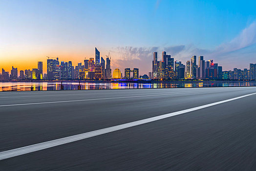 公路天际线和建筑景观夜景