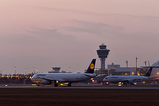 汉莎航空公司,起飞,南方,飞机跑道,黃昏,塔,航站楼,背影,慕尼黑,机场,上巴伐利亚,德国,欧洲