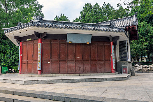 济南大明湖公园内中式传统建筑