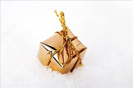 金色,包装,礼物,雪中