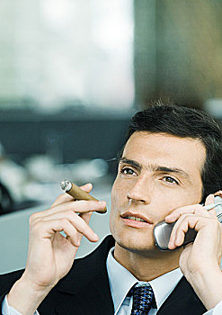 商务人士,手机,抽雪茄