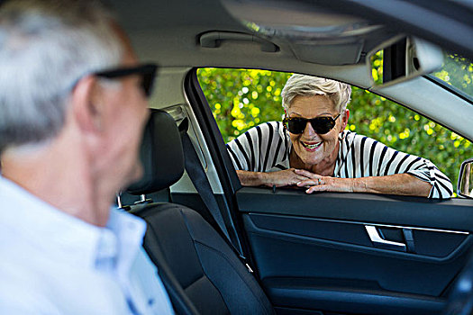 老年,女人,看,男人,坐,汽车,微笑