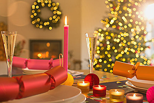 蜡烛,香槟,圣诞拉炮,桌上