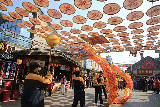 山东省日照市,二月二龙腾狮跃,旅游小镇人潮涌动