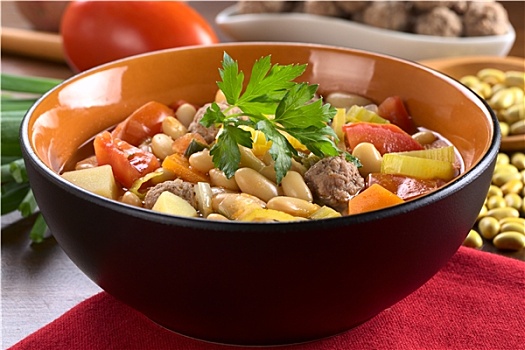 豆汤,肉丸,蔬菜