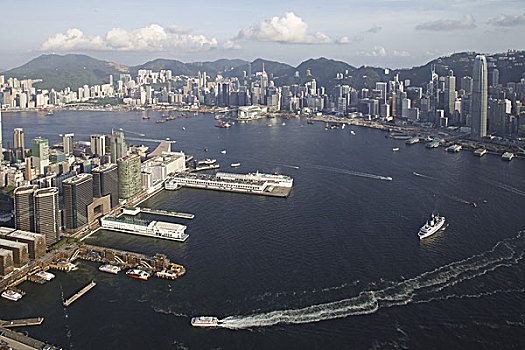 九龙,天际100,的高度为393米,居高临下地鸟瞰维多利亚港,香港九龙天际100