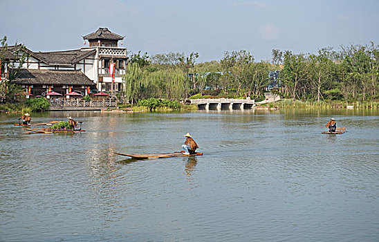 东方盐湖城神奇山镇·道天下景区水岸景致