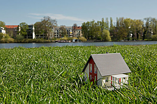 微型,房子,草坪,靠近,岸边,河