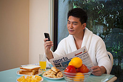 中年男人在餐厅用餐