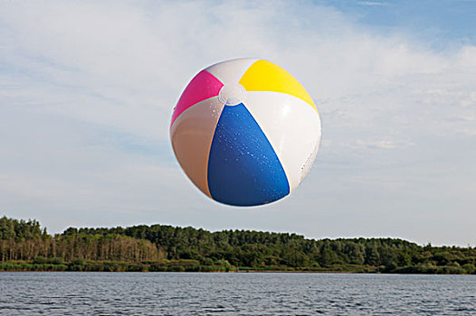 水皮球,向上,空中