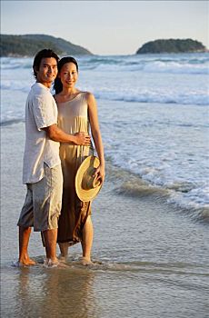 伴侣,站立,海滩,脚在水中,看镜头