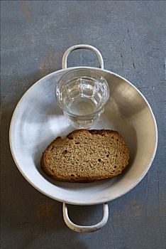 面包,水,盘子,灰色背景