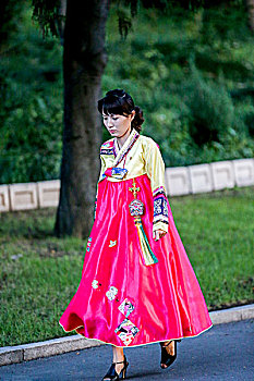 朝鲜,衣着时尚的女导游与中国游客关系融洽