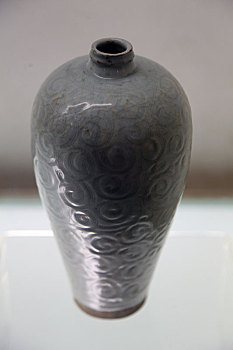 青白釉卷草纹瓷梅瓶