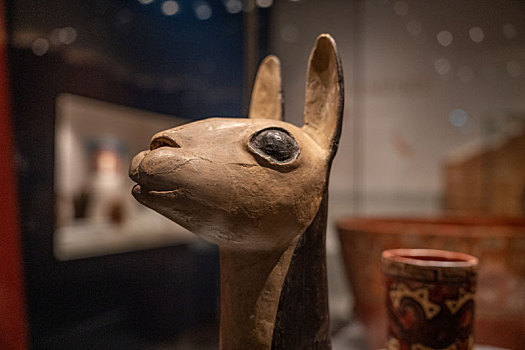 秘鲁阿亚库乔博物馆大羊驼形彩陶器