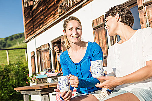 两个女人,喝咖啡,户外,木房子,提洛尔,奥地利